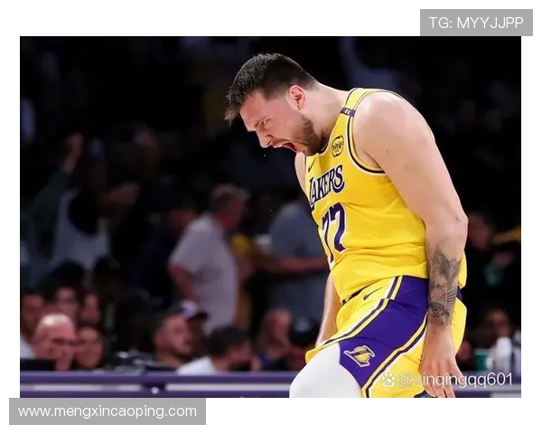 詹姆斯领衔湖人阵容迎战勇士 勇士新星库明加状态火热备战季后赛